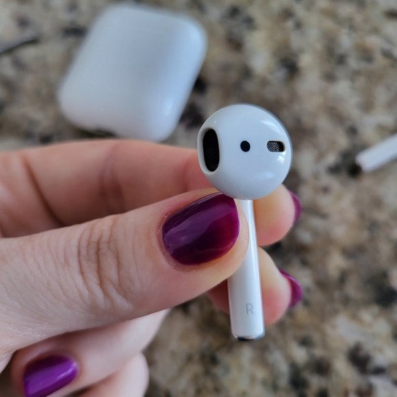 *SOLD* Apple AirPods 2nd Generation - Picture 3 of 7